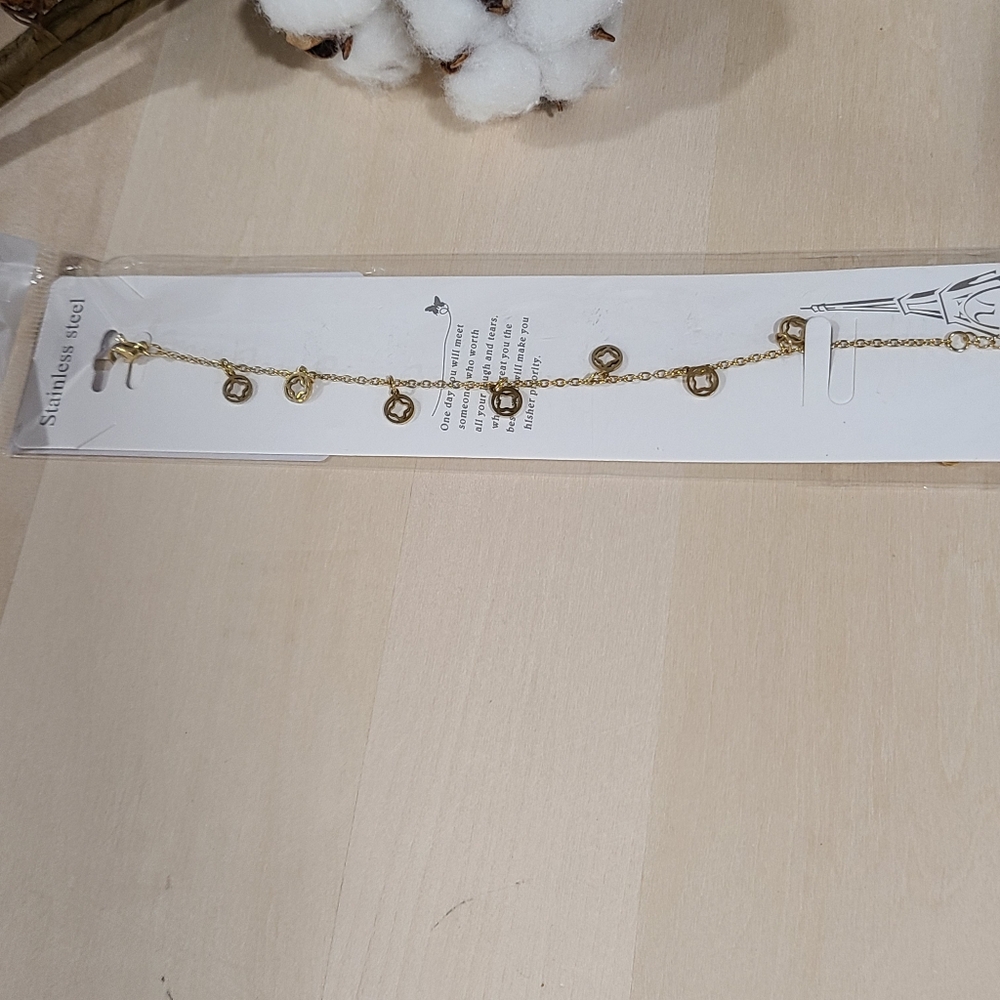 💛💛NEW💛💛 CUTE!! 18kt Gold Plated over SS Hollow Cut Clover Bracelet - Picture 6 of 16